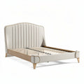 Cama de casal estofada em linho bege com pés de madeira 200 x 160 x 100cm