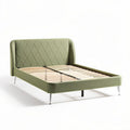Cama de casal com estrutura de madeira e estofado em tecido verde 200 x 150 x 40cm